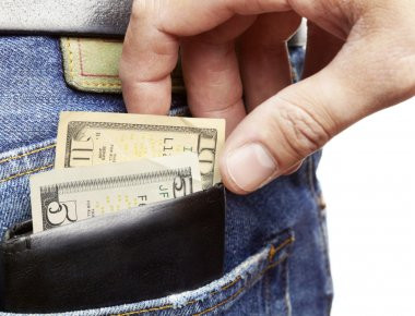 Της έκλεψαν την ταυτότητα και βρέθηκε παντρεμένη με... 50χρονο Πακιστανό